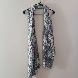 🧣 Gray and Blue Leopard Print Scarf